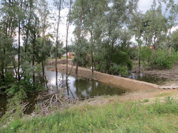 Насут пут који води ка викендици у кориту за велику воду